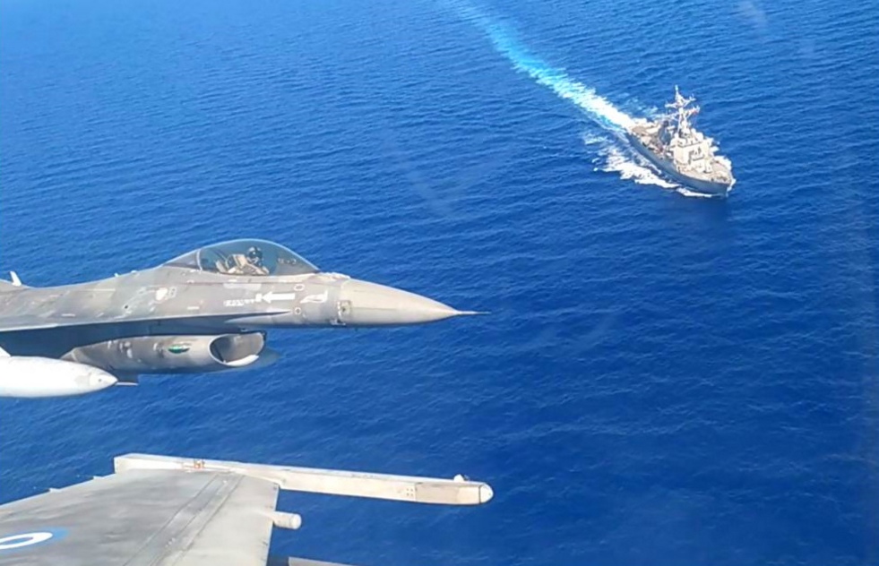 Οι «αετοί» της Πολεμικής Αεροπορίας συνοδεύουν αμερικανικό Αντιτορπιλικό στη Μεσόγειο (pics, vid)