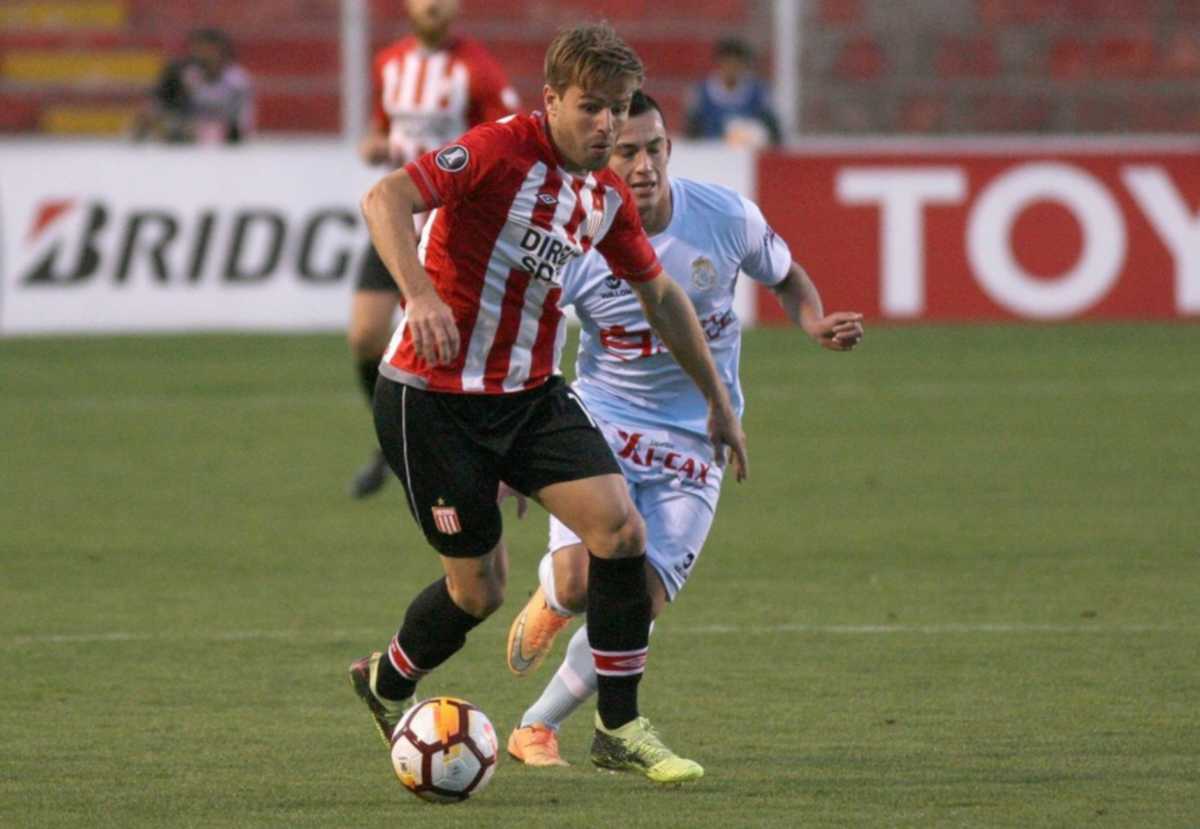 epa06705663 Real Garcilaso's Ivan Santillan (R) fights for the ball with Estudiantes de La Plata's Facundo Sanchez (L), during their Copa Libertadores tournament match in Cusco, Peru, 01 May 2018.  EPA