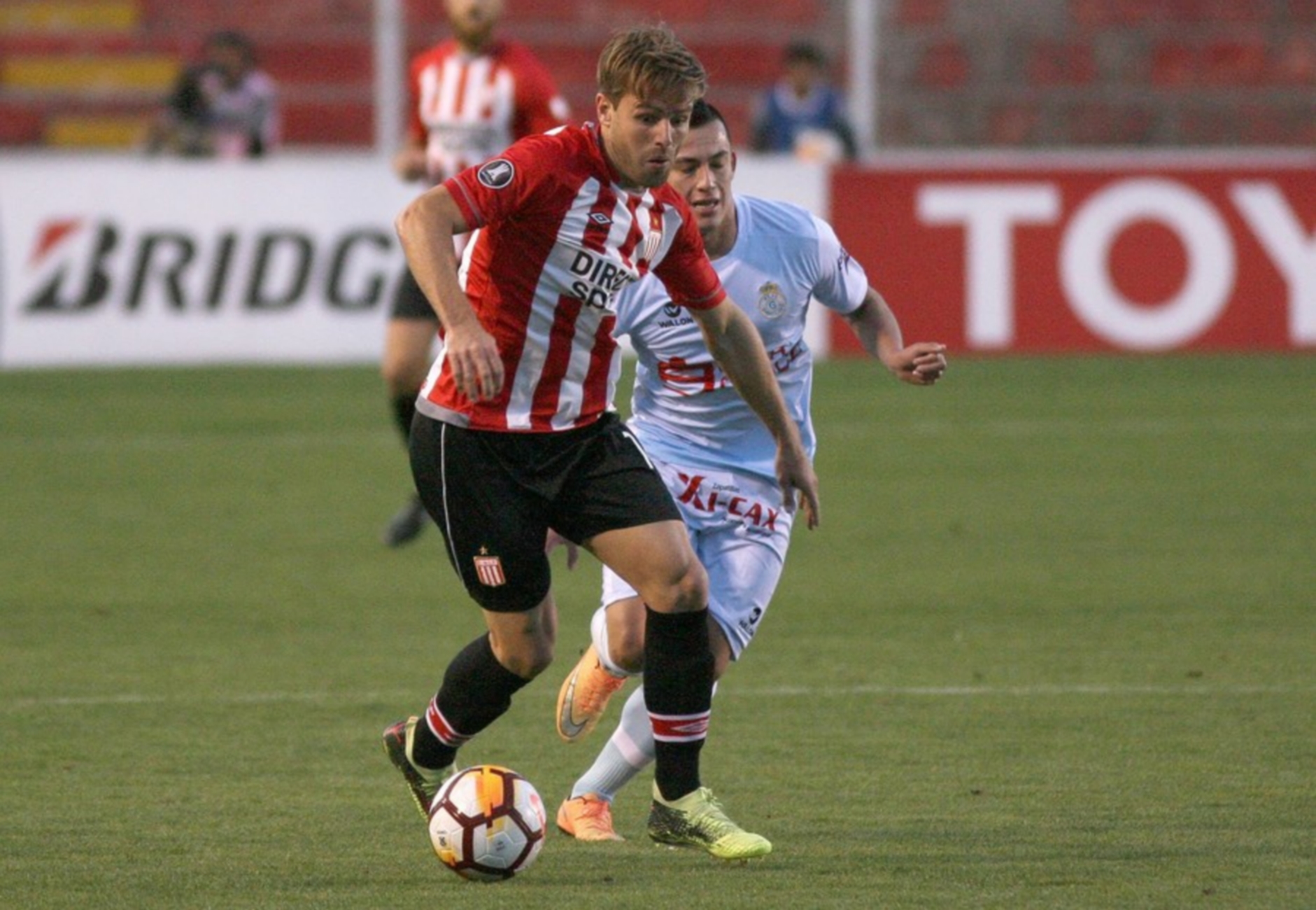 epa06705663 Real Garcilaso's Ivan Santillan (R) fights for the ball with Estudiantes de La Plata's Facundo Sanchez (L), during their Copa Libertadores tournament match in Cusco, Peru, 01 May 2018.  EPA