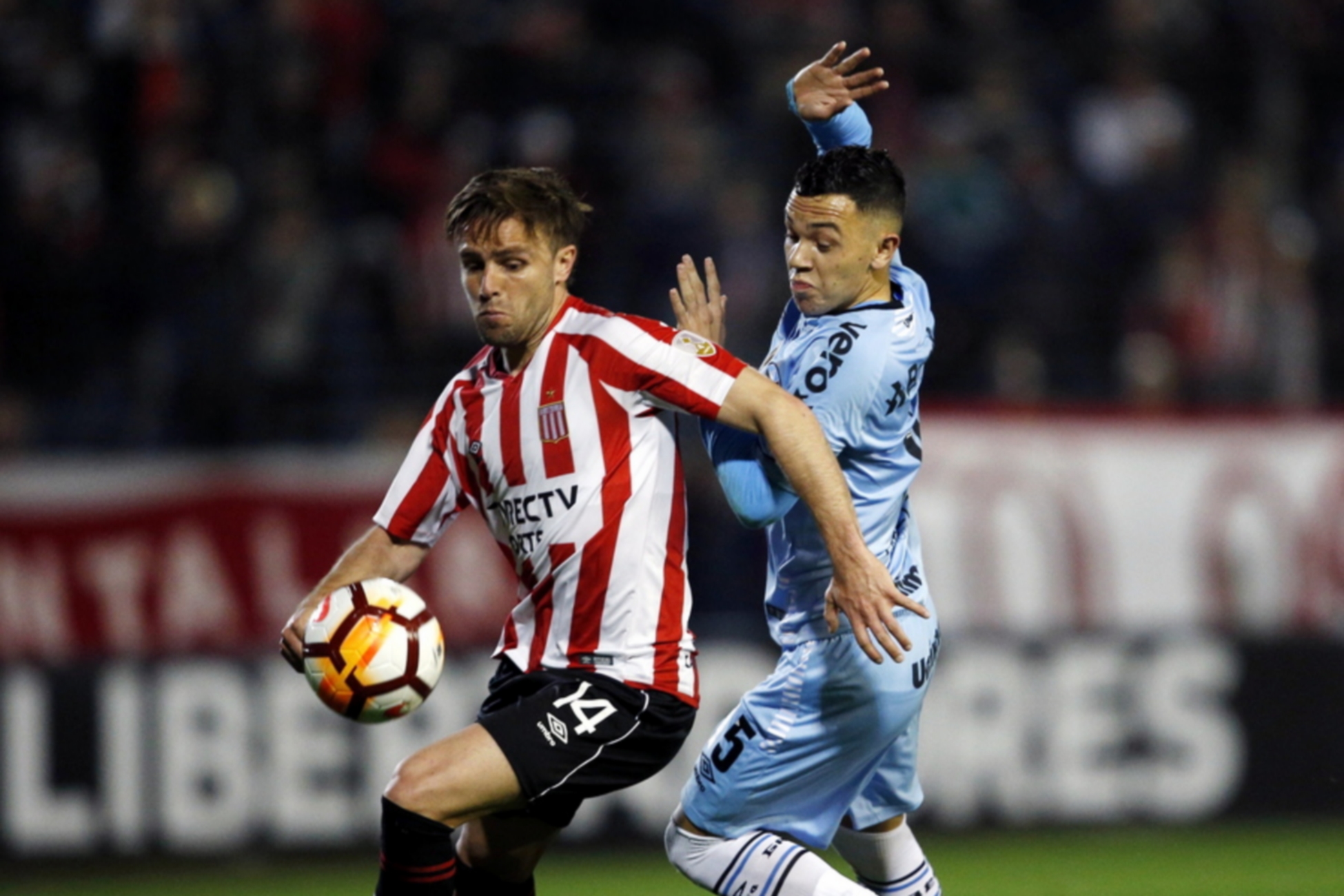 epa06934254 Pepe (R) of Gremio Porto Alegre vies fot the ball against Facundo Sanchez (L) of Estudiantes de La Plata during the first leg of the Copa Libertadores Round of 16 played between Estudiantes de La Plata of Argentina and the Gremio Porto Alegre of Brazil at the Centennial Stadium Ciudad de Quilmes in Buenos Aires, Argentina, 07 August 2018.  EPA