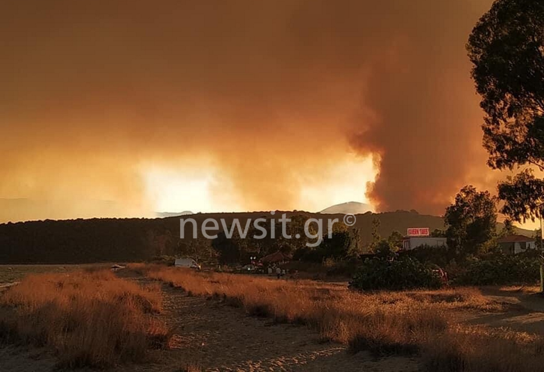 Λακωνία: Μήνυμα του 112 στους κατοίκους της Μάνης – «Μείνετε σε επιφυλακή» – Ολονύχτια μάχη με τις φλόγες