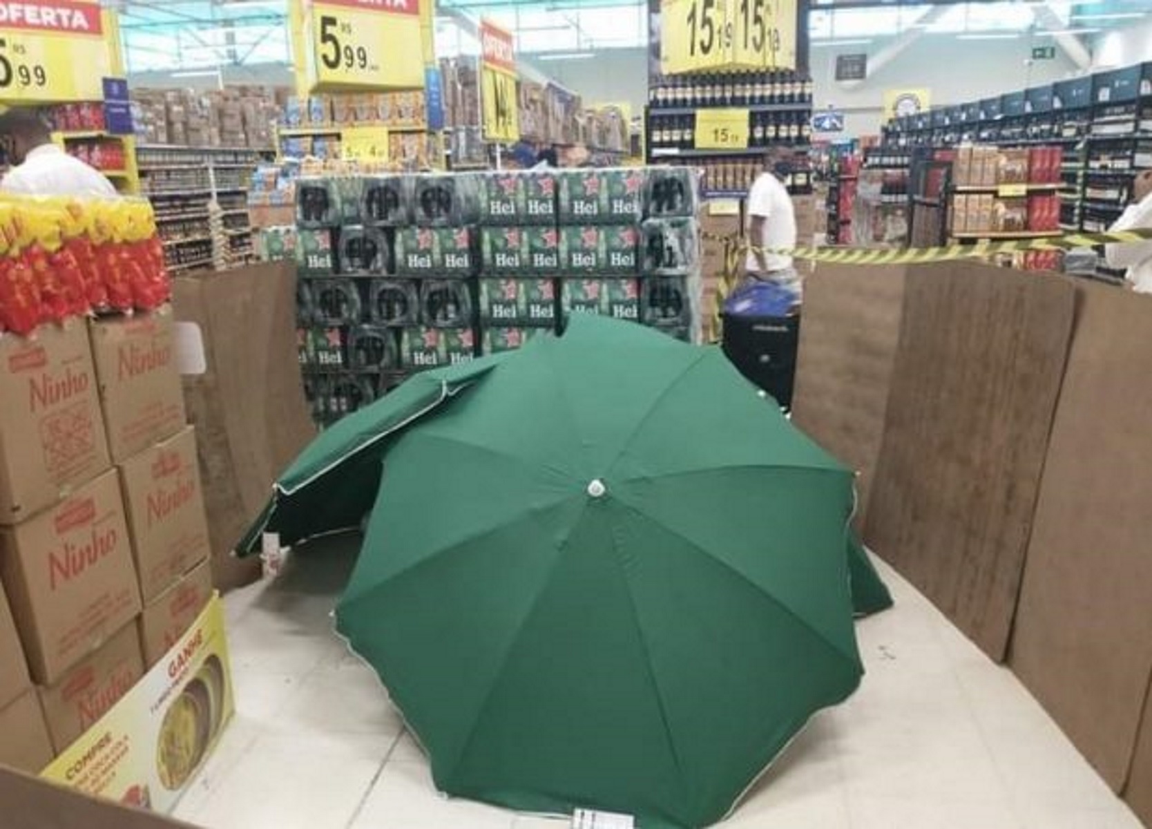 Εικόνες σοκ στη Βραζιλία: Άνδρας πέθανε σε σούπερ μάρκετ, τον σκέπασαν με ομπρέλες ενώ οι πελάτες ψώνιζαν
