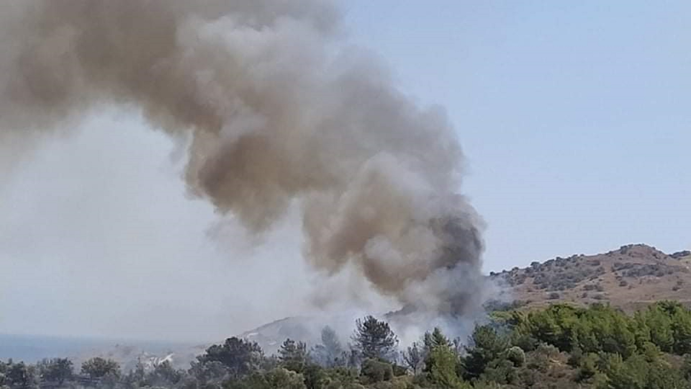 Φωτιά στην περιοχή Εφταλούς στη Λέσβο (pics)