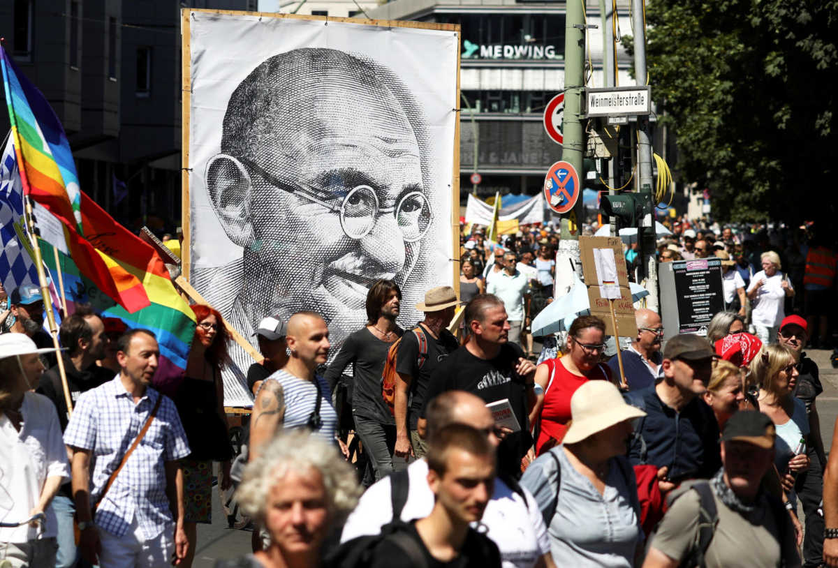 Γυαλιά του Γκάντι πωλήθηκαν έναντι 288.000 ευρώ σε δημοπρασία
