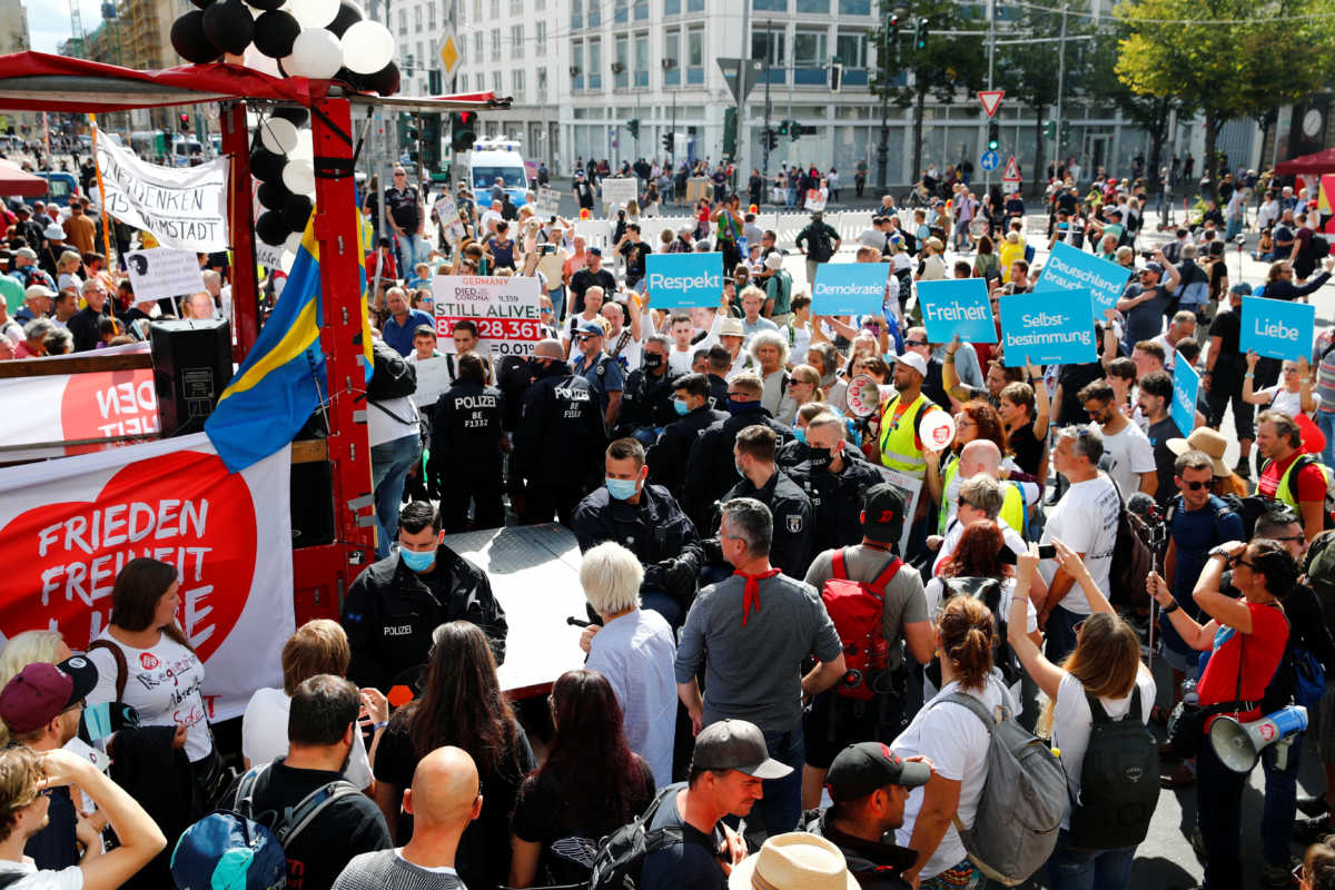 Γερμανία: Η αστυνομία διέλυσε μαζική διαμαρτυρία κατά των μέτρων για τον κορονοϊό