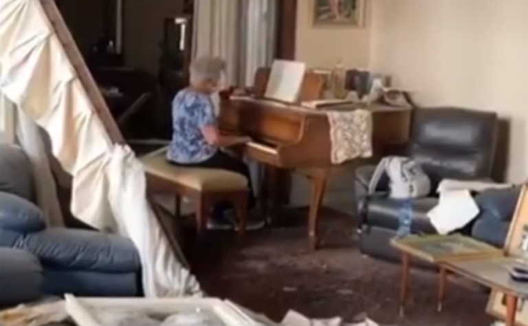 Βηρυτός: Γιαγιά παίζει πιάνο μέσα στο κατεστραμμένο σπίτι