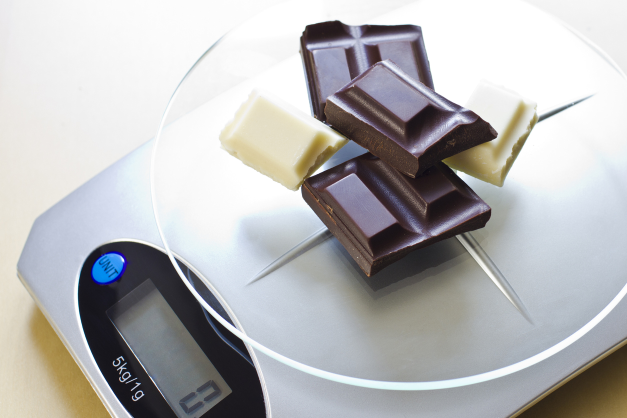 Μπορεί η μαύρη σοκολάτα να σας βοηθήσει να χάσετε κιλά;