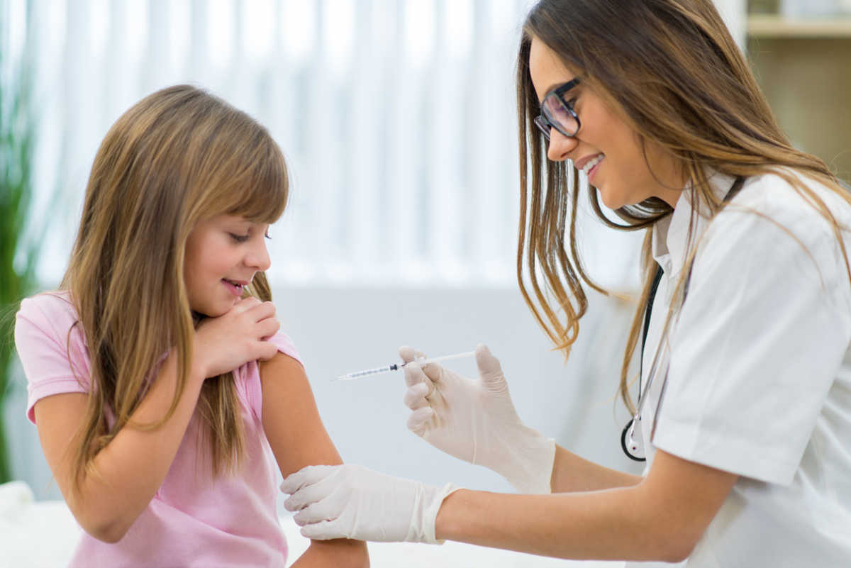Από 9 χρόνων πρέπει να γίνεται αυτό το εμβόλιο λέει η Αμερικανική Ένωση για τον Καρκίνο