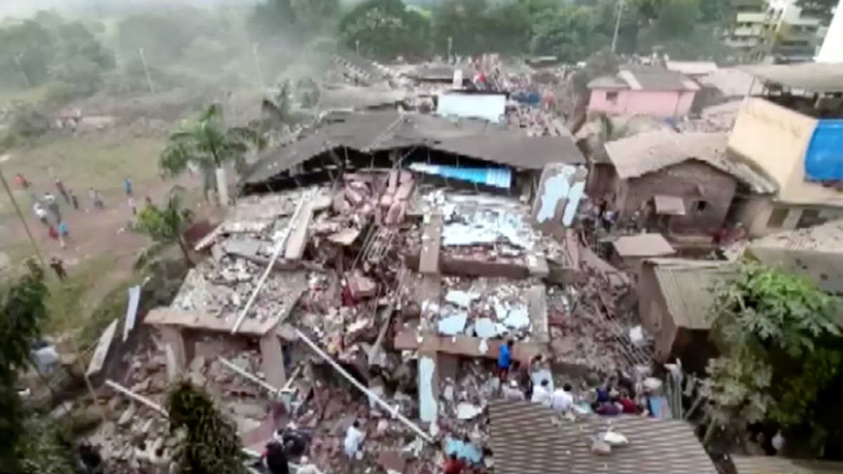 Ινδία: Κατέρρευσε πενταώροφο κτίριο στο Μαχάντ – Τουλάχιστον 90 οι παγιδευμένοι