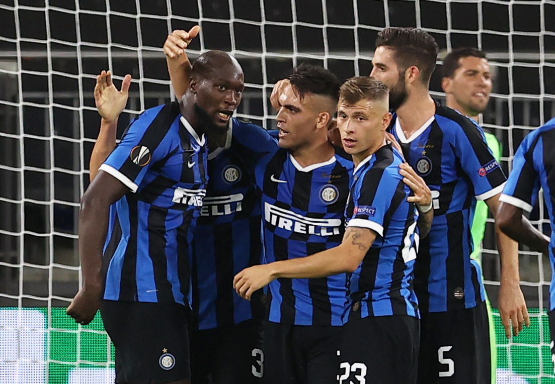 Soccer Football - Europa League - Round of 16 - Inter Milan v Getafe - Veltins-Arena, Gelsenkirchen, Germany - August 5, 2020 Inter Milan's Romelu Lukaku celebrates scoring their first goal with teammates, as play resumes behind closed doors following the outbreak of the coronavirus disease (COVID-19) Pool via REUTERS
