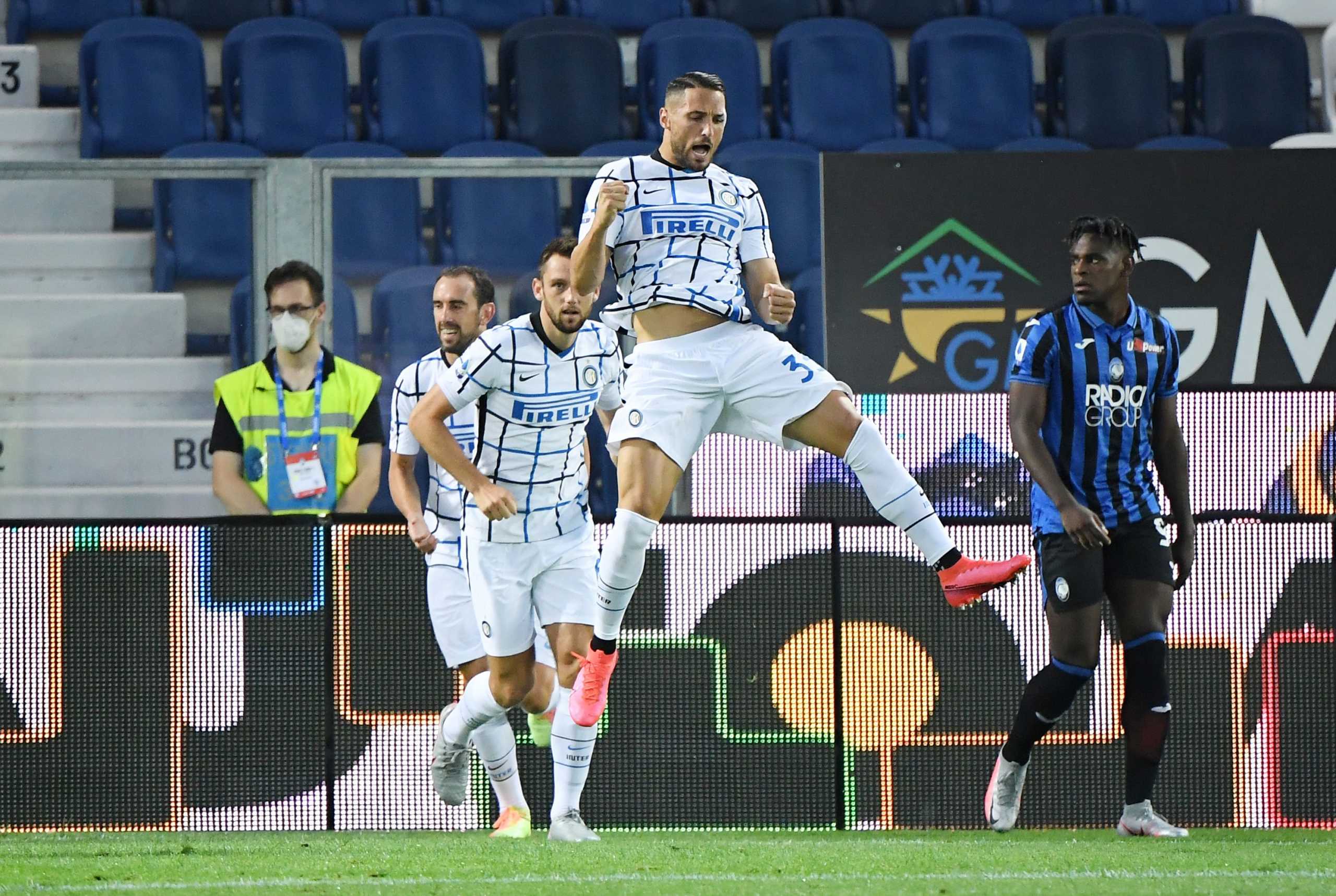 Soccer Football - Serie A - Atalanta v Inter Milan - Stadio Atleti Azzurri, Bergamo, Italy - August 1, 2020   IInter Milan's Danilo D'Ambrosio celebrates scoring their first goal, as play resumes behind closed doors following the outbreak of the coronavirus disease (COVID-19)   REUTERS