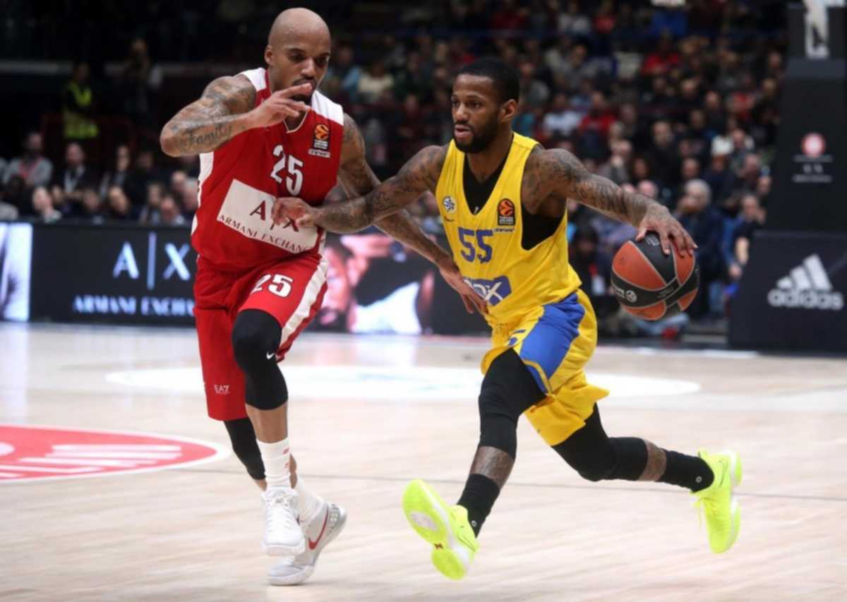epa06476875 Maccabi Fox Tel Aviv guard Pierre Jackson (R) drives up to the basket against  Armani Exchange Milano playmaker Jordan Theodore  during the Euroleague basketball match Armani Exchange Milano vs Maccabi Fox Tel Aviv at Assago Forum, Milan, Italy, 26 January 2018.  EPA