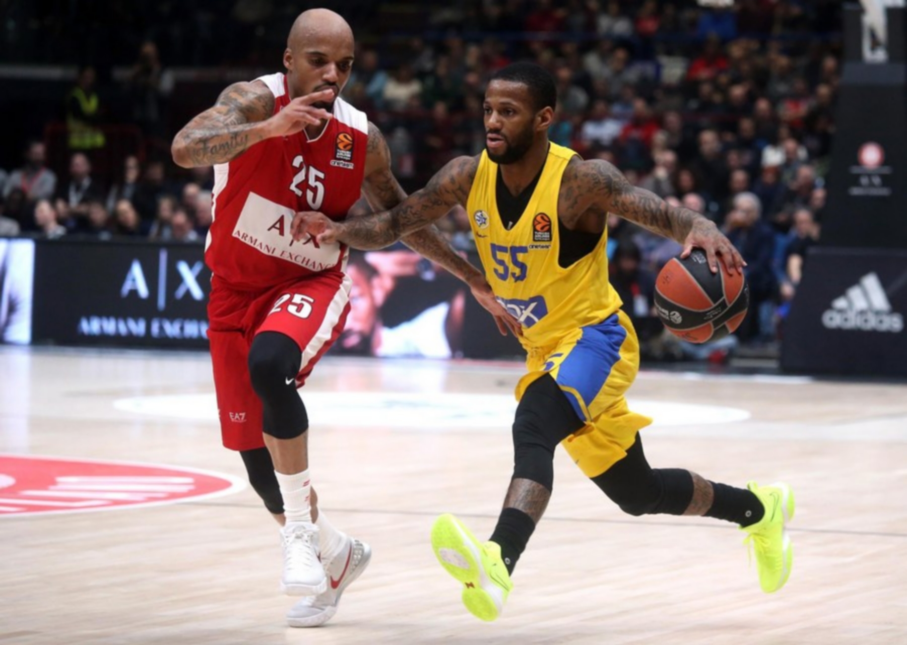epa06476875 Maccabi Fox Tel Aviv guard Pierre Jackson (R) drives up to the basket against  Armani Exchange Milano playmaker Jordan Theodore  during the Euroleague basketball match Armani Exchange Milano vs Maccabi Fox Tel Aviv at Assago Forum, Milan, Italy, 26 January 2018.  EPA