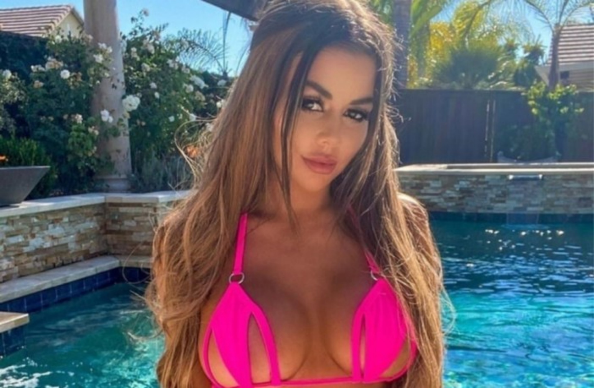 Τα σέξι οπίσθια της Juli Annee έχουν κάνει το Instagram να παραμιλά!