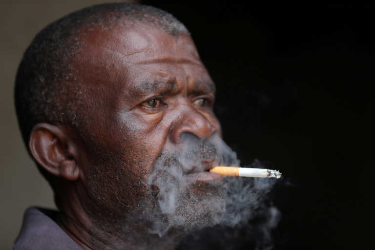 Κορονοϊός: Καπνιστές άδειασαν τα ράφια στη Νότια Αφρικη μόλις έληξε απαγόρευση πώλησης τσιγάρων