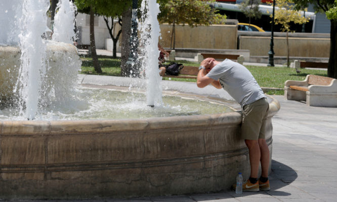 Καύσωνας: Οι Αθηναίοι να αποφεύγουν τις μετακινήσεις στο κέντρο, λένε οι γιατροί