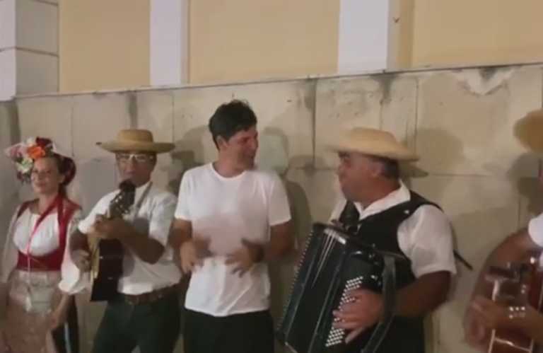 Ο Σάκης Ρουβάς τραγουδάει “Κέρκυρα, Κέρκυρα με το Ποντικονήσι” μαζί με τους τροβαδούρους (video)
