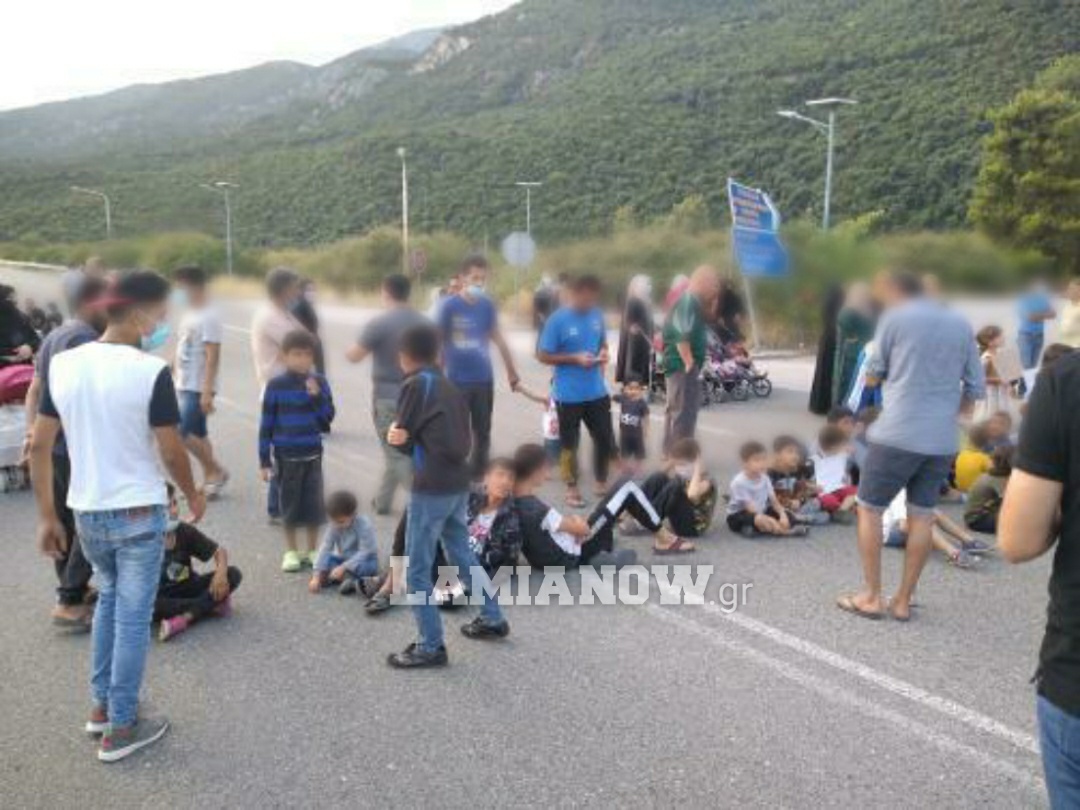 Θερμοπύλες: Πρόσφυγες έκλεισαν την παλιά εθνική οδό Αθηνών – Λαμίας! Προβλήματα στην κυκλοφορία