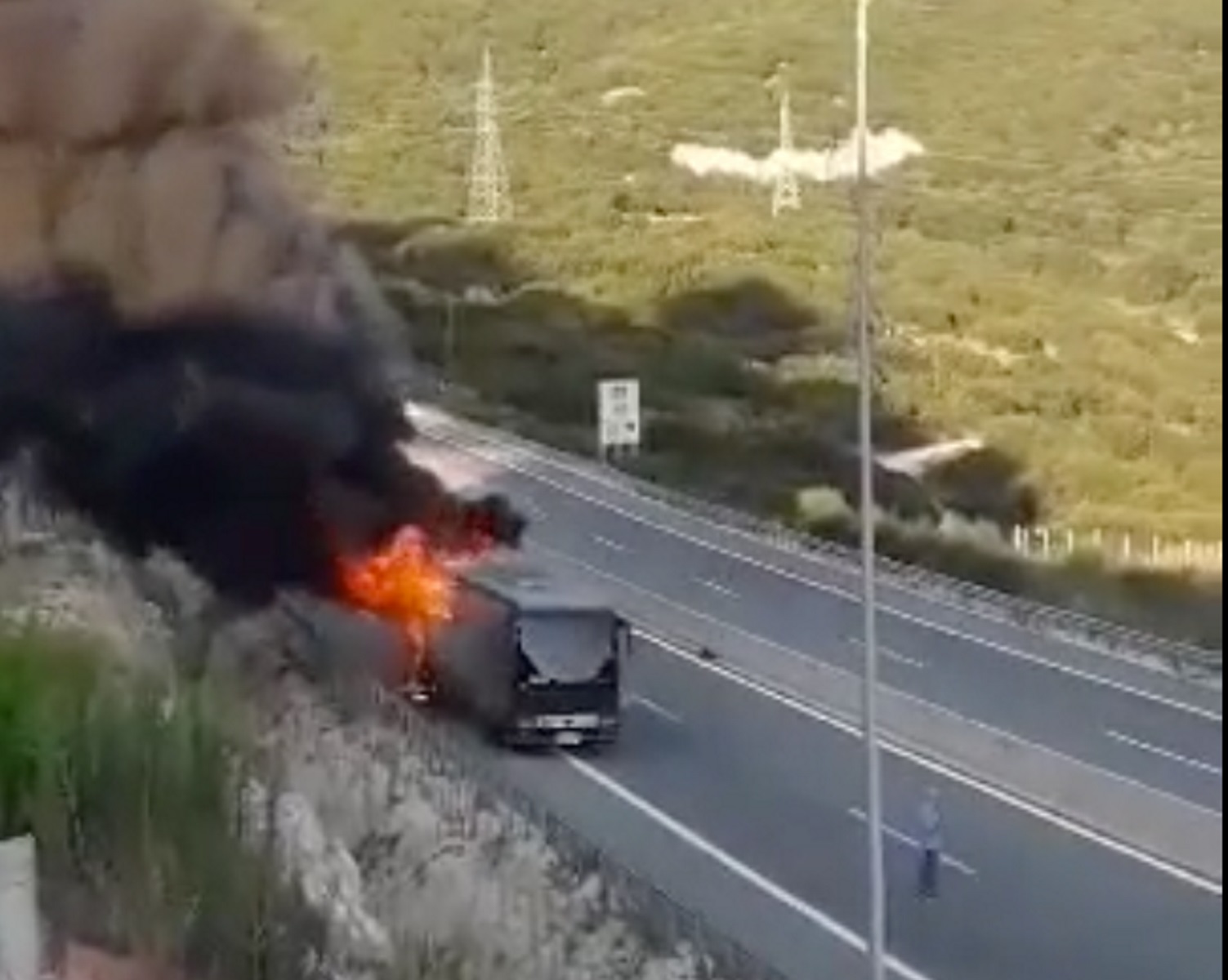Τρόμος στην Ιονία Οδό – Κάηκε ολοσχερώς λεωφορείο που εκτελούσε το δρομολόγιο Ιωάννινα – Αθήνα