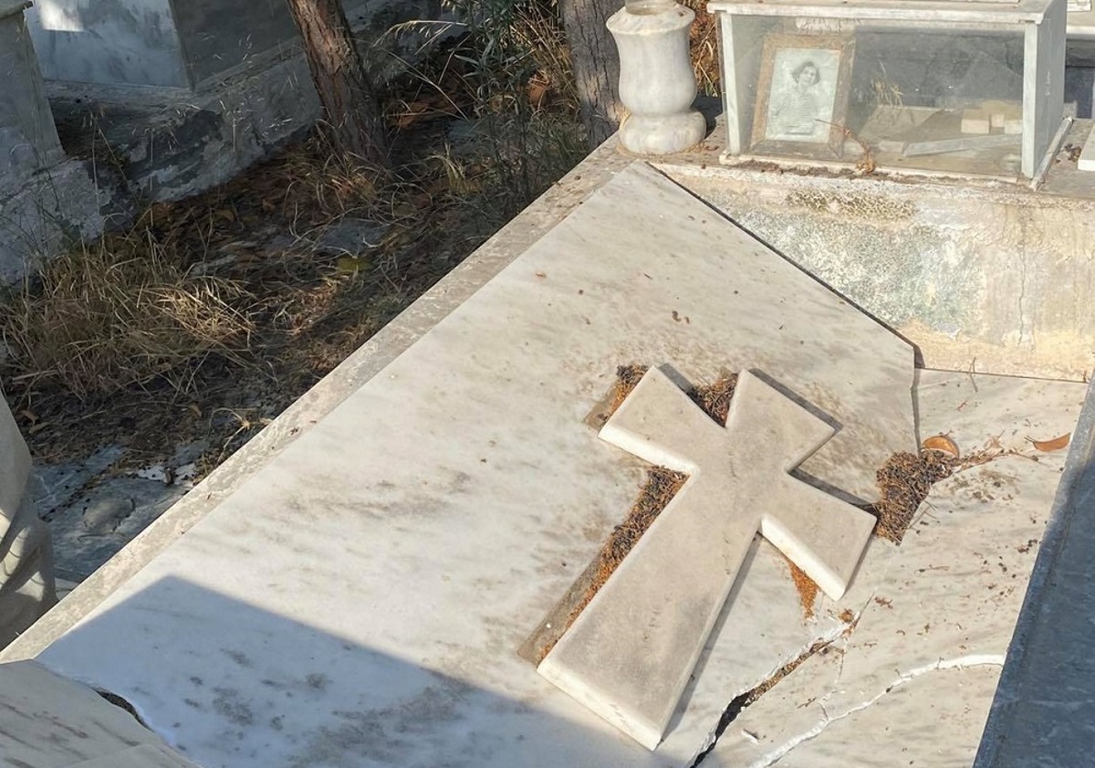 Έσπασαν τον τάφο της Λιλής Ζωγράφου (pics)