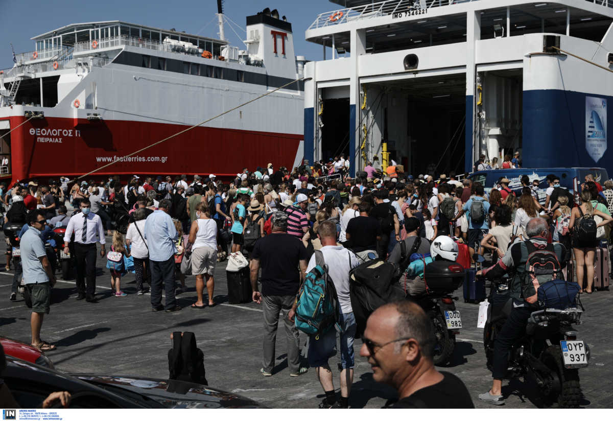 Όπου φύγει φύγει – Αυξημένη η κίνηση στο λιμάνι του Πειραιά