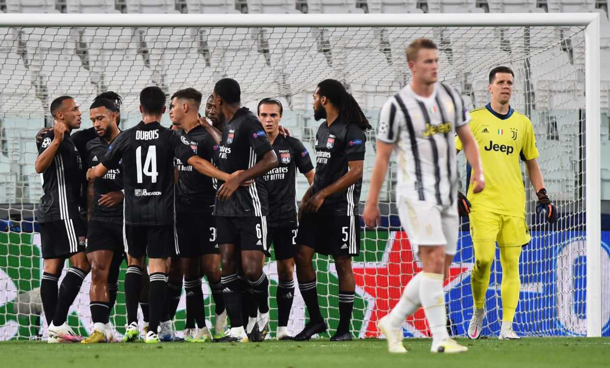 Soccer Football - Champions League - Round of 16 Second Leg - Juventus v Olympique Lyonnais - Allianz Stadium, Turin, Italy - August 7, 2020   Olympique Lyonnais' Memphis Depay celebrates scoring their first goal with teammates, as play resumes behind closed doors following the outbreak of the coronavirus disease (COVID-19) REUTERS
