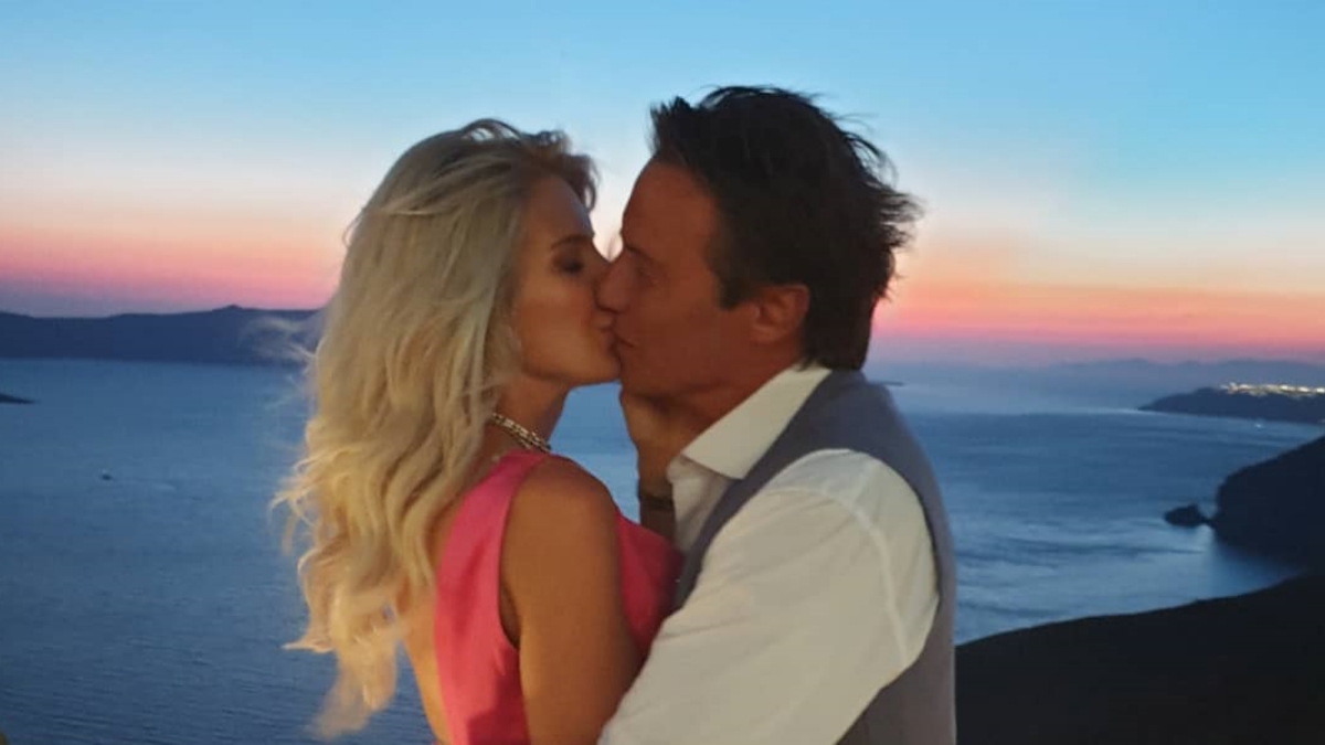 Τζώρτζογλου –  Μαριόλα: Φιλιά, αγκαλιές και τρυφερός χορός σε ταβερνάκι στη Σαντορίνη!