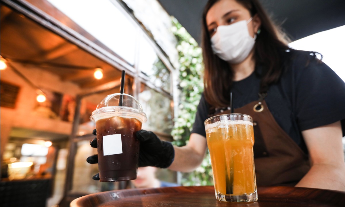 Κορονοϊός: Πρακτικές συμβουλές για να μην κολλήσεις σε μπαρ, ταβέρνα, ή καφετέρια