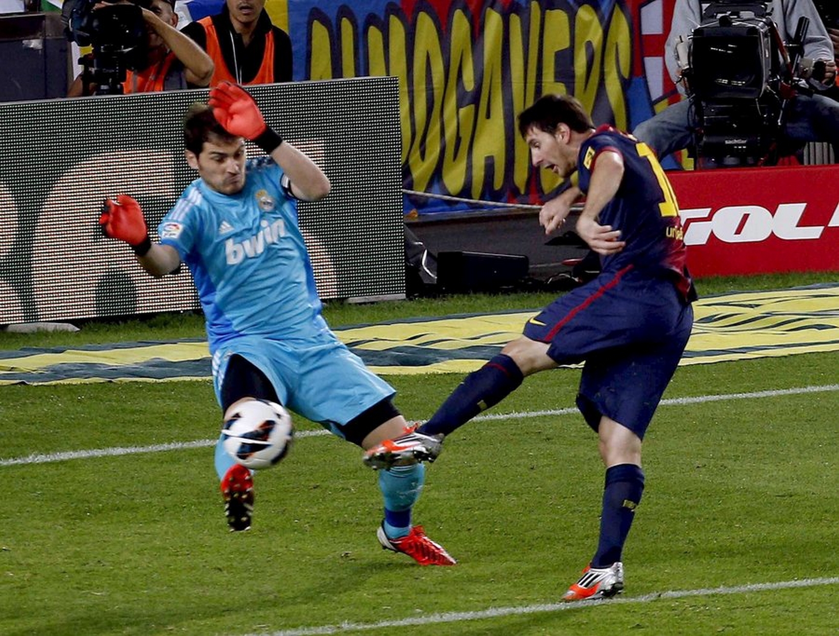 epa03424992 FC Barcelona's Argentinian striker Leo Messi scores his goal in front of goalkeeper Iker Casillas (L) of Real Madrid during the Primera Division soccer match played at Nou Camp stadium in Barcelona, Catalonia, Spain on 07 October 2012.  EPA