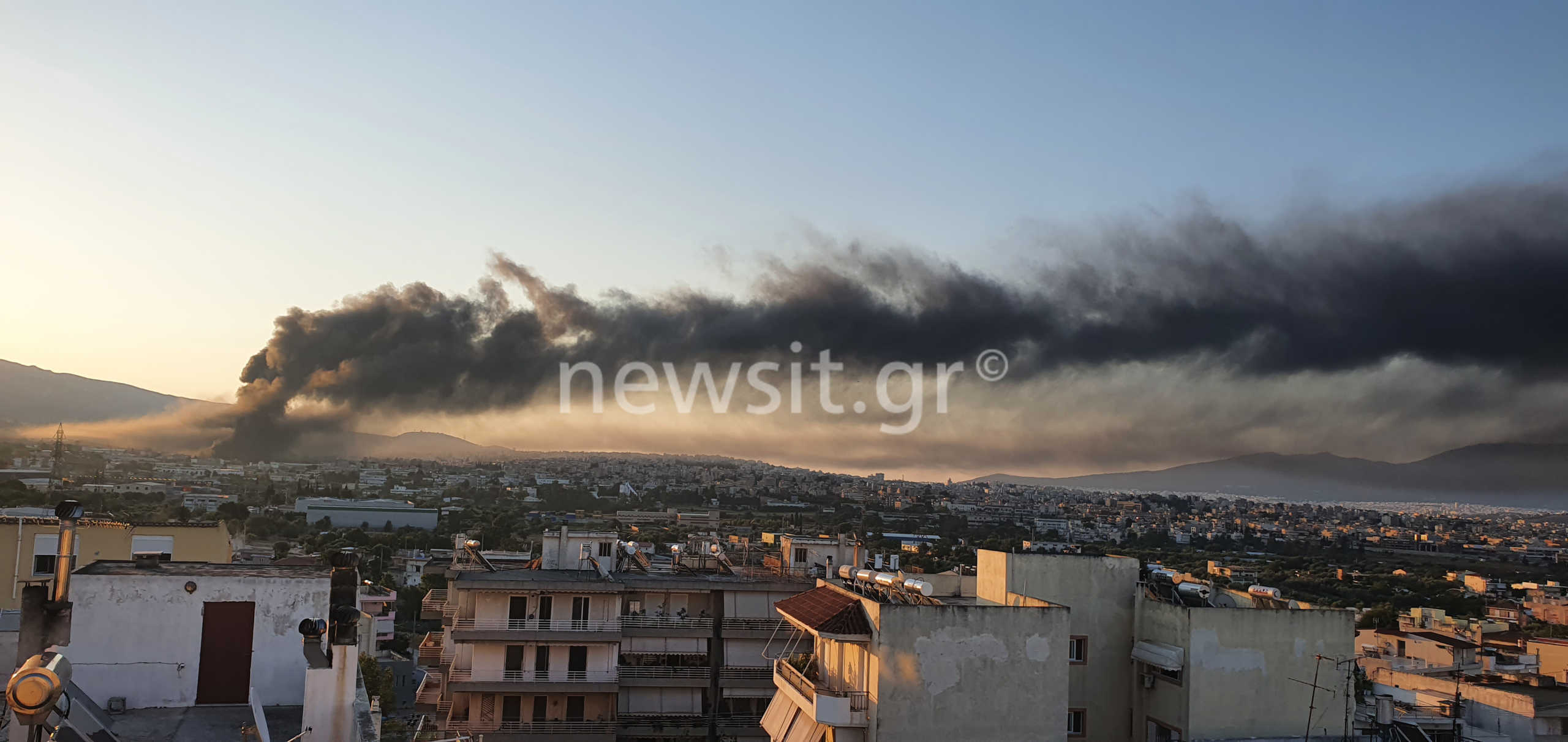 Μεγάλη φωτιά σε εργοστάσιο στη Μεταμόρφωση! Περιοχές “πνίγονται” στον καπνό –  Κλειστή η Αθηνών – Λαμίας (pics)