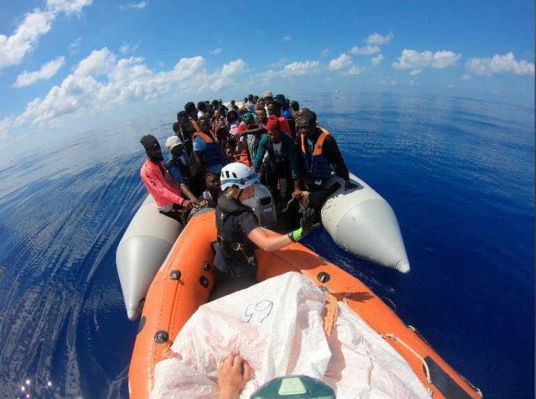 Ιταλία: Επιχείρηση της ακτοφυλακής στο πλοίο του Banksy –  Aπομάκρυναν 49 μετανάστες με “εύθραυστη” υγεία