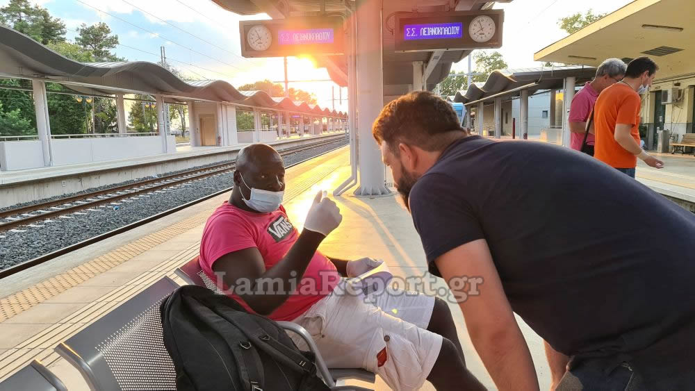 Λαμία: Ρατσιστική επίθεση σε μετανάστη! Τον πέταξαν από το τραίνο επειδή… νόμιζαν ότι έχει κορονοϊό (video)