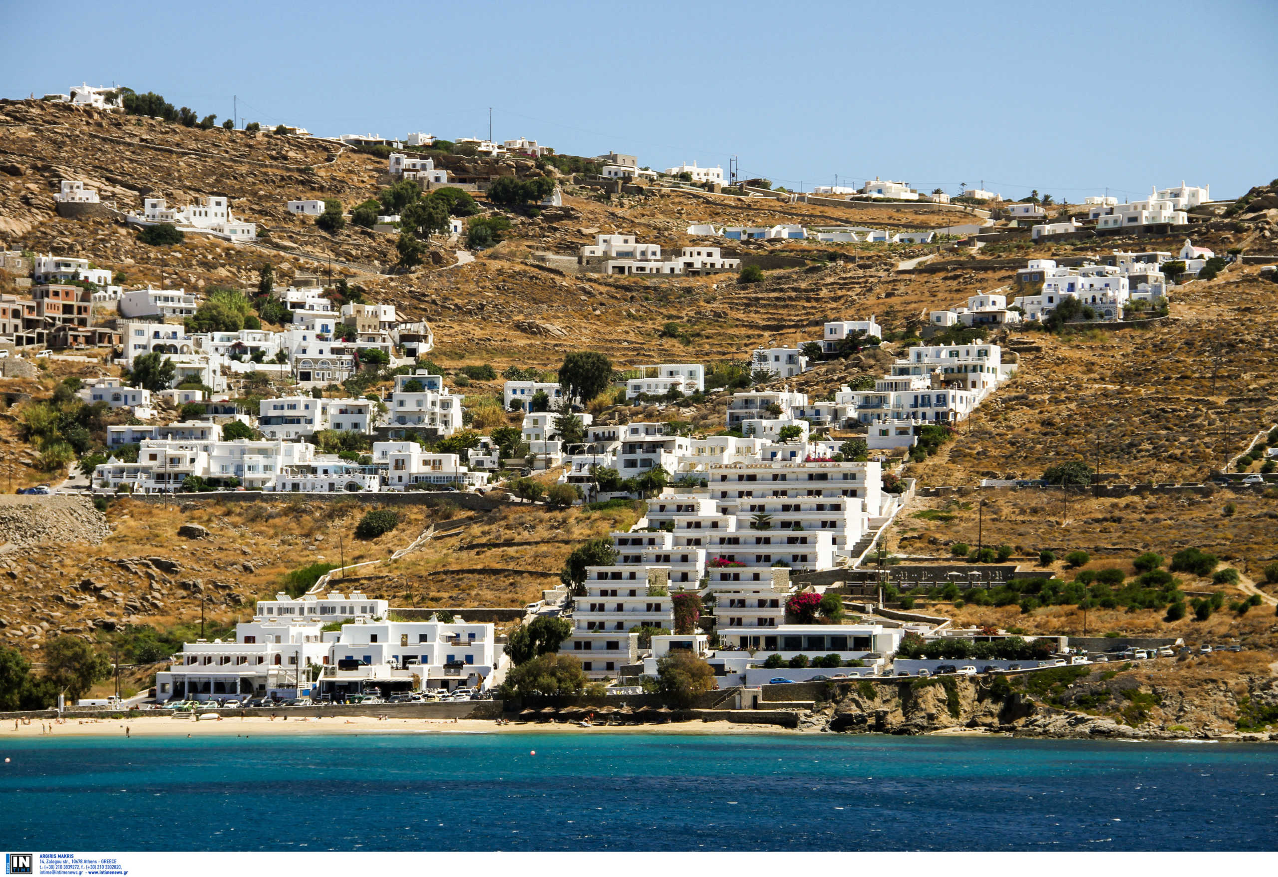 Μύκονος: Έφοδος της Αστυνομίας σε γνωστό beach bar που είχε καταπατήσει 500 τμ παραλίας