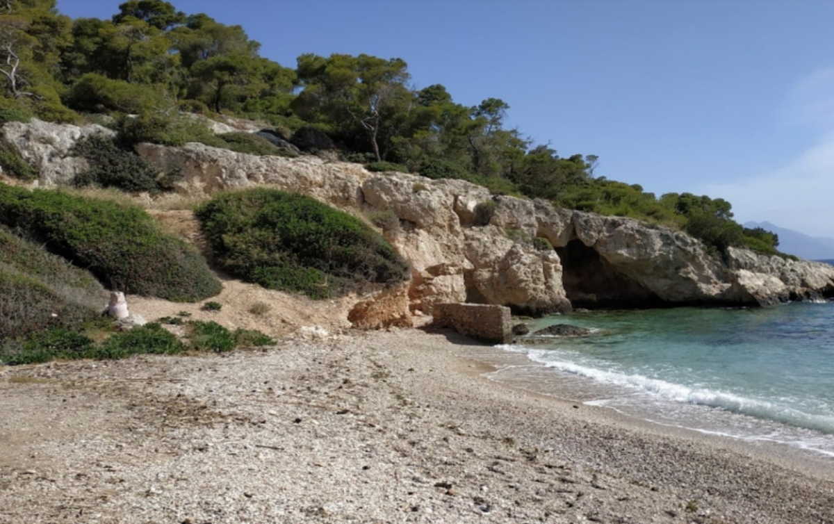 Μικρά Στραβά: Μία ονειρεμένη παραλία μία ώρα μακριά από την Αθήνα