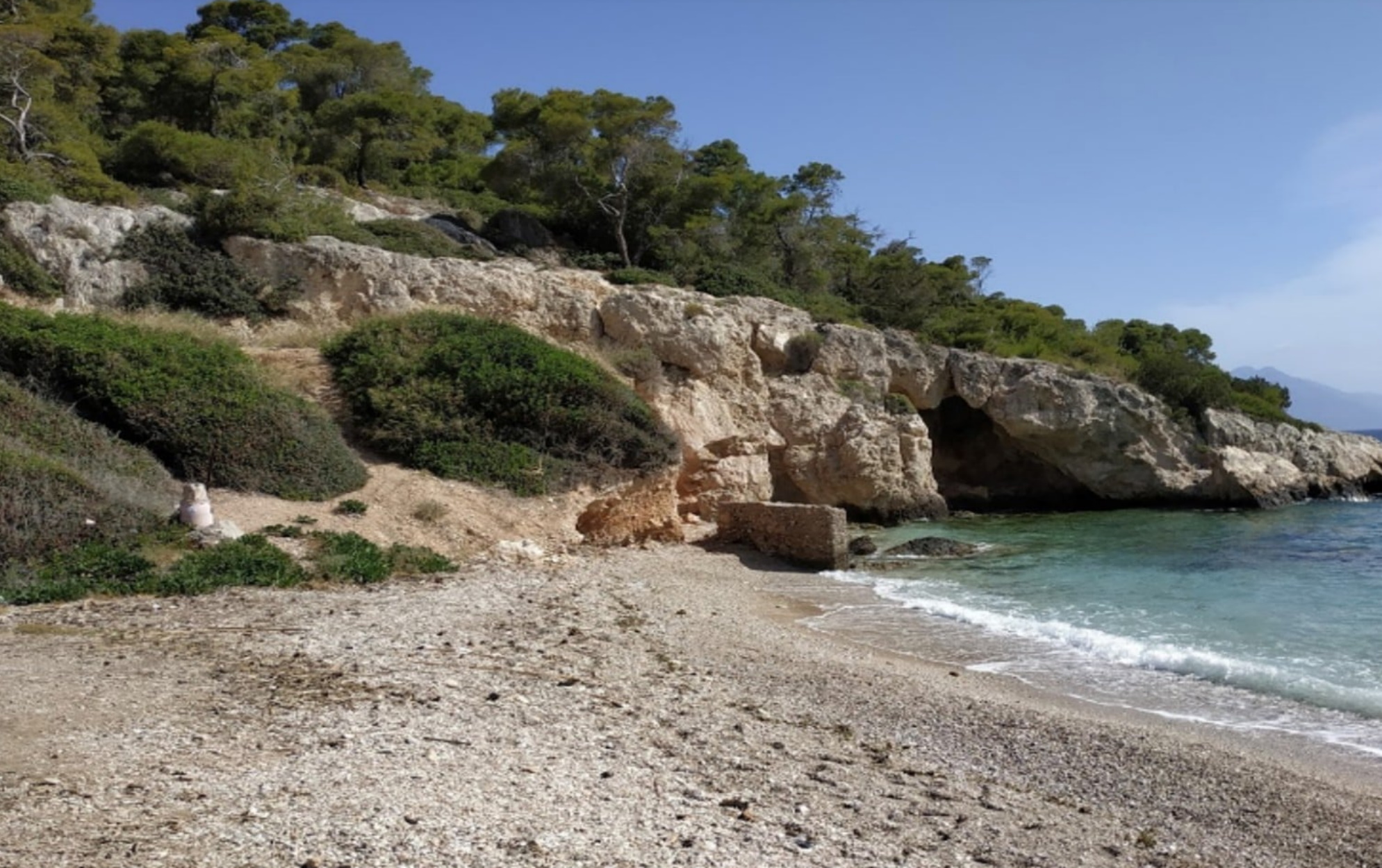 Μικρά Στραβά: Μία ονειρεμένη παραλία μία ώρα μακριά από την Αθήνα