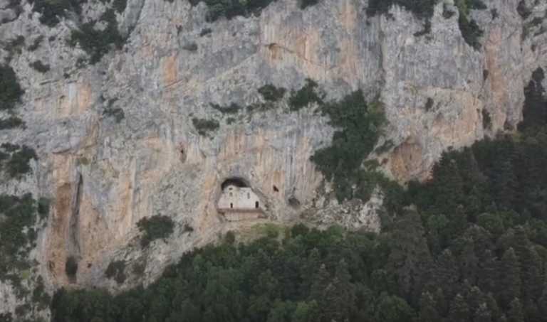 Φθιώτιδα: Εκπληκτικό βίντεο με το κρυμμένο εκκλησάκι στα 920 μέτρα! Εικόνες που καθηλώνουν