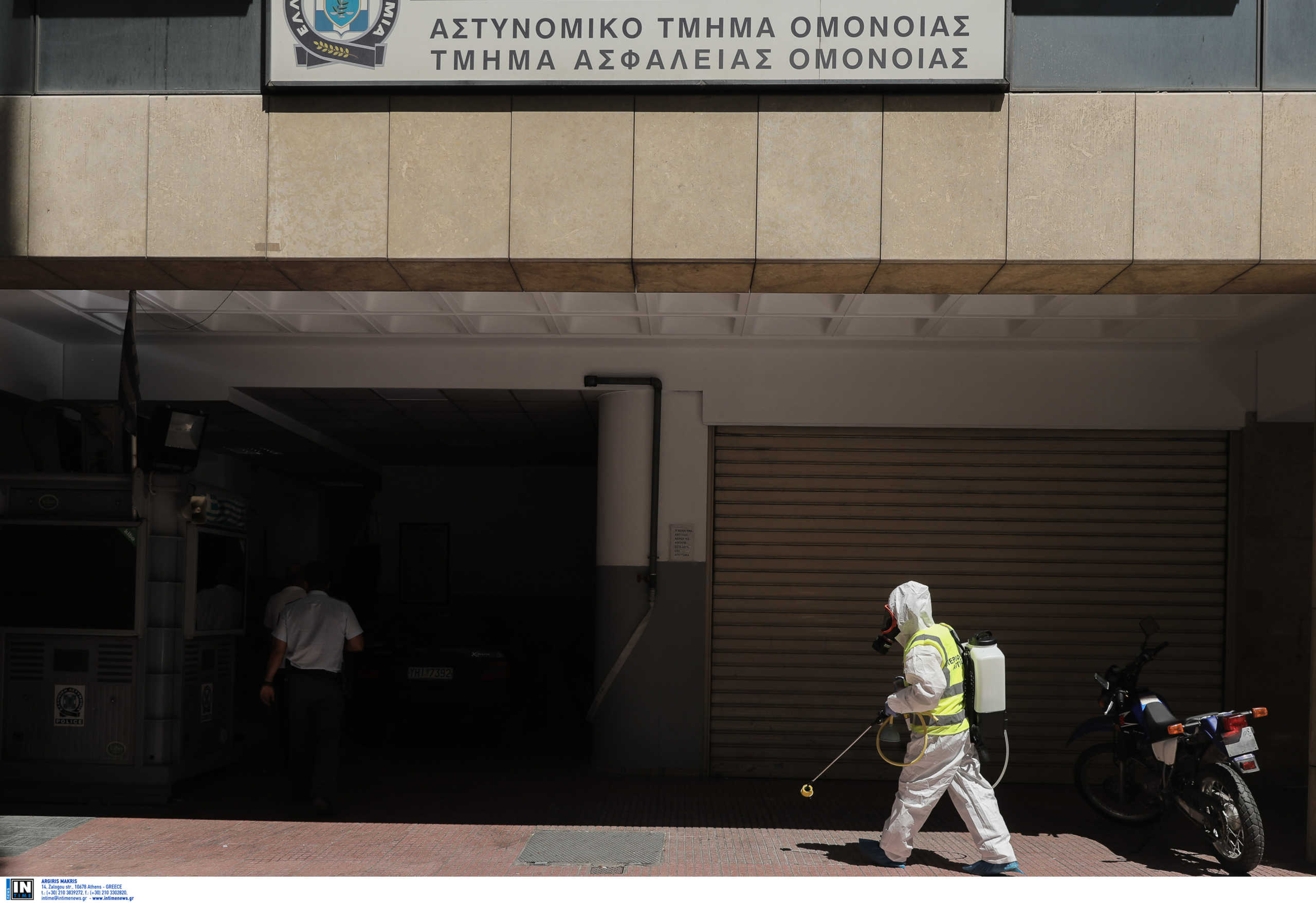 Κρατούμενος με κορονοϊό στο ΑΤ Ομόνοιας – Σε καραντίνα 6 αστυνομικοί και όλοι οι κρατούμενοι!