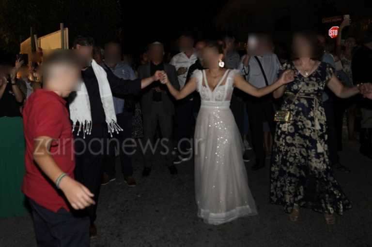 Κρήτη: Γαμήλιο γλέντι στη μέση του δρόμου! Ο κορονοϊός δεν χάλασε τη διάθεση γαμπρού και νύφης (Φωτό)