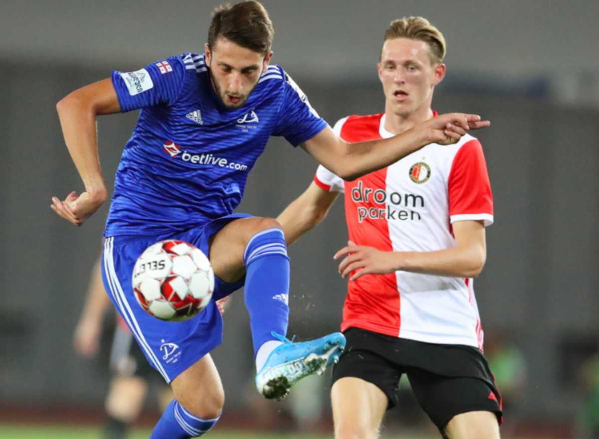 epa07775012 Nika Ninua (L) of Dinamo Tbilisi and Sam Larsson (R) of Feyenoord in action during the UEFA Europa League third qualifying round, second leg soccer match between Dinamo Tbilisi and Feyenoord Rotterdam in Tbilisi, Georgia, 15 August 2019.  EPA