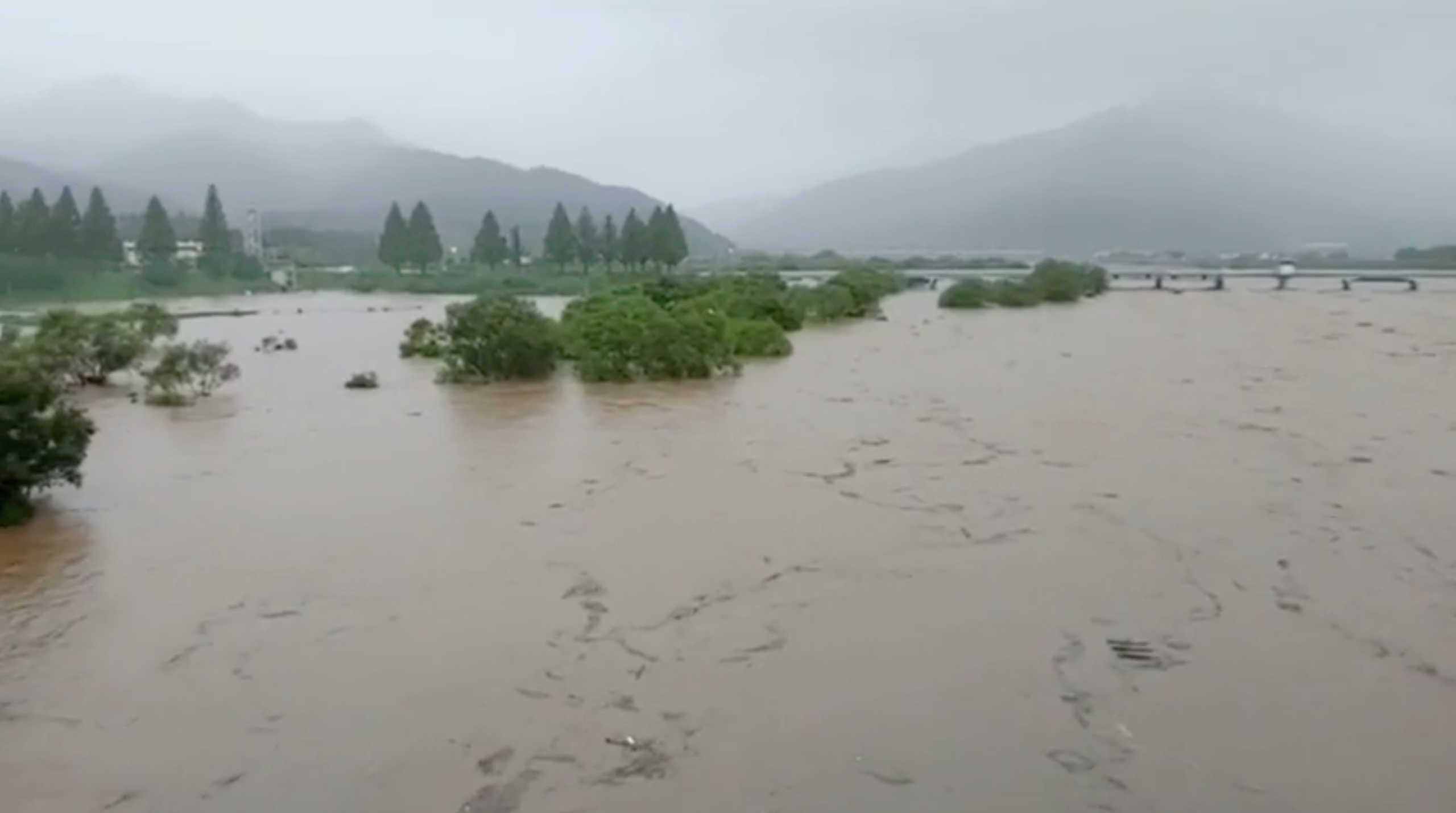 Νότια Κορέα: Πάνω από 20 νεκροί από τις καταστροφικές πλημμύρες (pics, video)