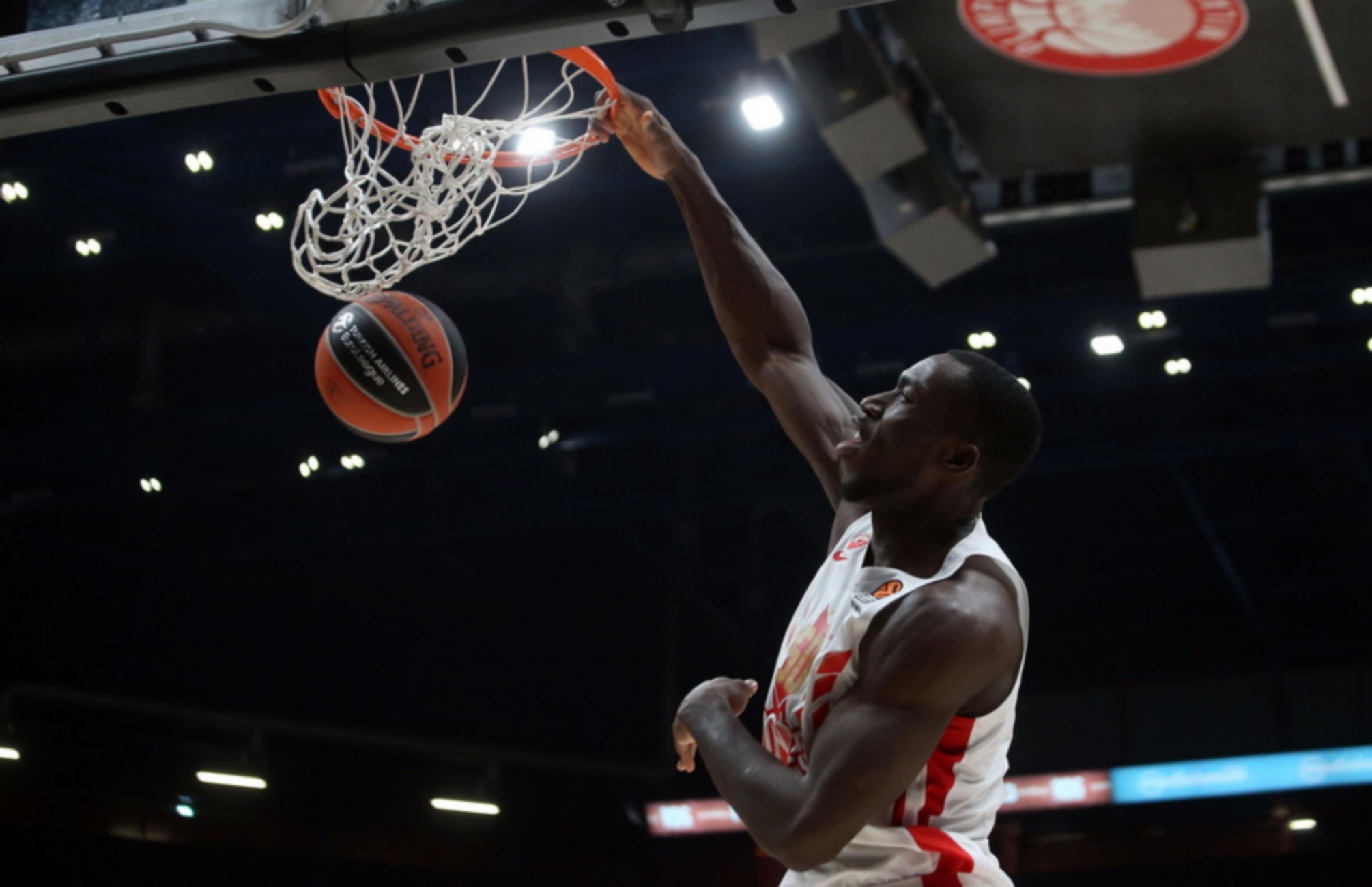 epa08047573 Belgrade's Michael Ojo drives up to the basket during their Euroleague basketball match against  Armani Exchange Milano at the Assago Forum, Milan, Italy, 05 December  2019.  EPA
