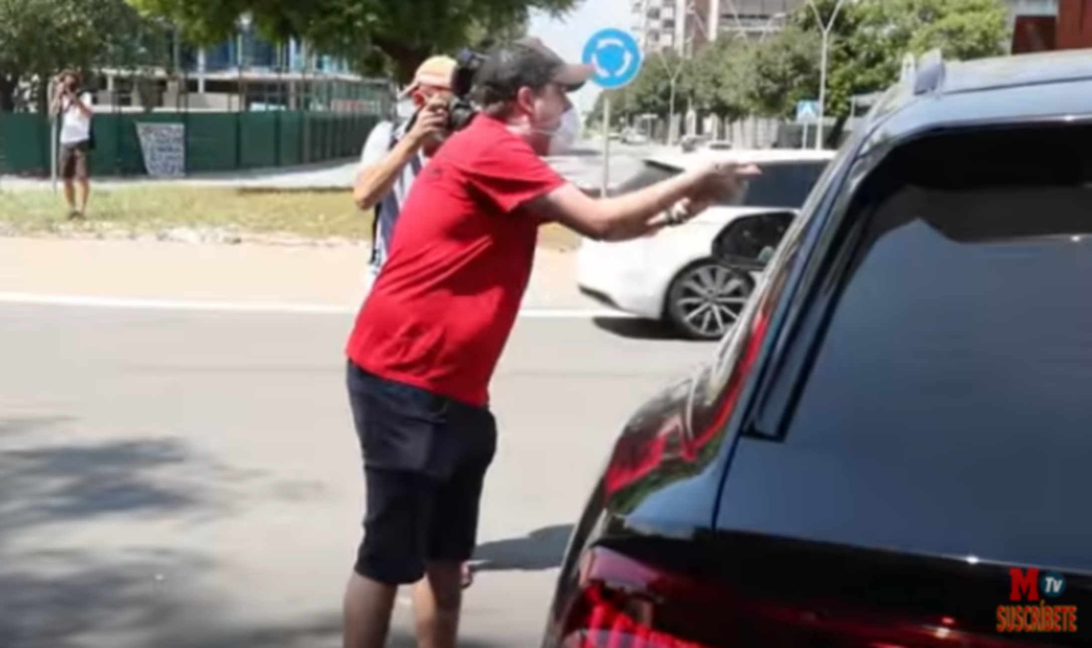 Εικόνες χάους στην Μπαρτσελόνα: Κρυφά στο γήπεδο οι παίκτες για να αποφύγουν το μένος των οπαδών (video)