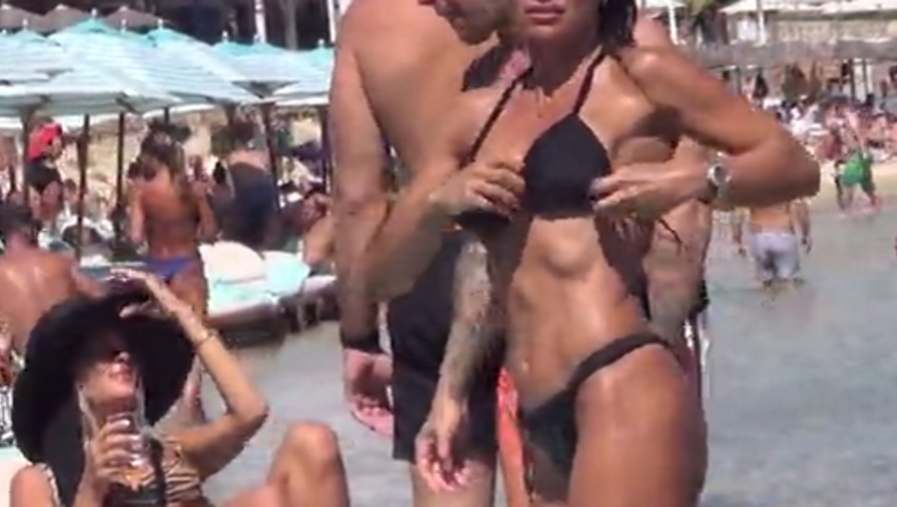 “Καύσωνα” έφερε με τις καμπύλες της αγαπημένη Ελληνίδα στο νησί των Ανέμων