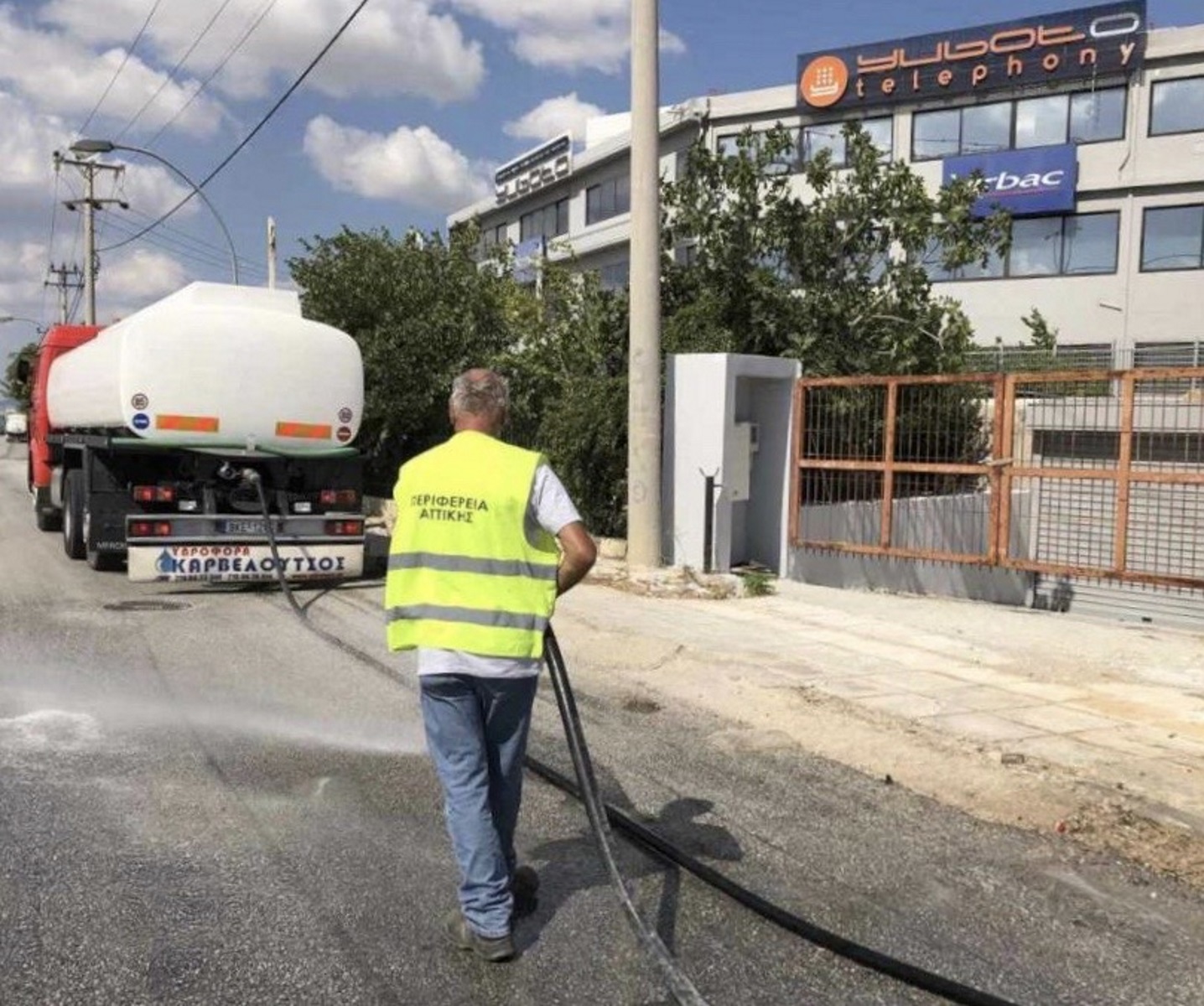 Φωτιά στη Μεταμόρφωση: Υδροφόρες καθαρίζουν καθημερινά τους δρόμους από τα υπολείμματα