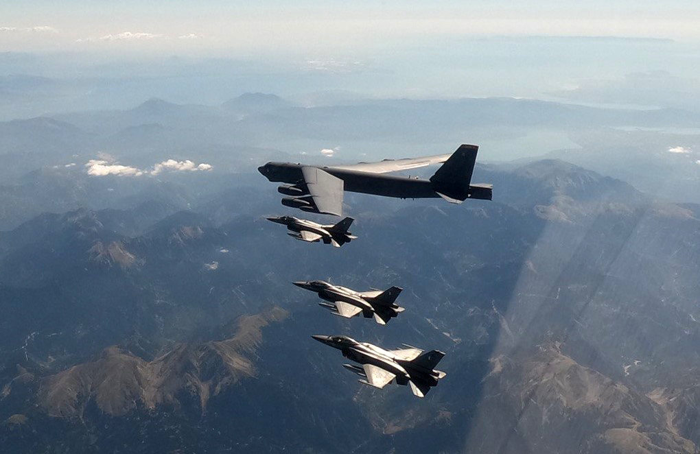Συνοδεία των “αετών”! Ελληνικά F-16 πετούν μαζί με αμερικανικό βομβαρδιστικό εντός FIR Αθηνών και Σκοπίων (pics)