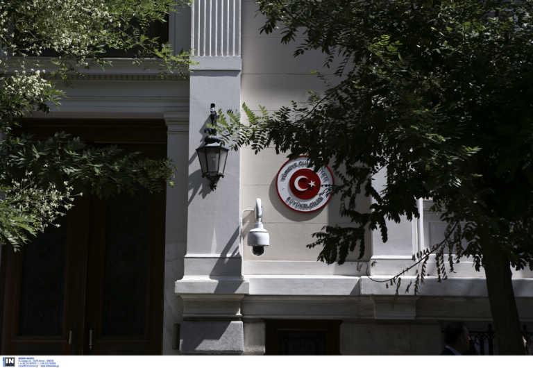 Μπογιές και τρικάκια στην τουρκική πρεσβεία