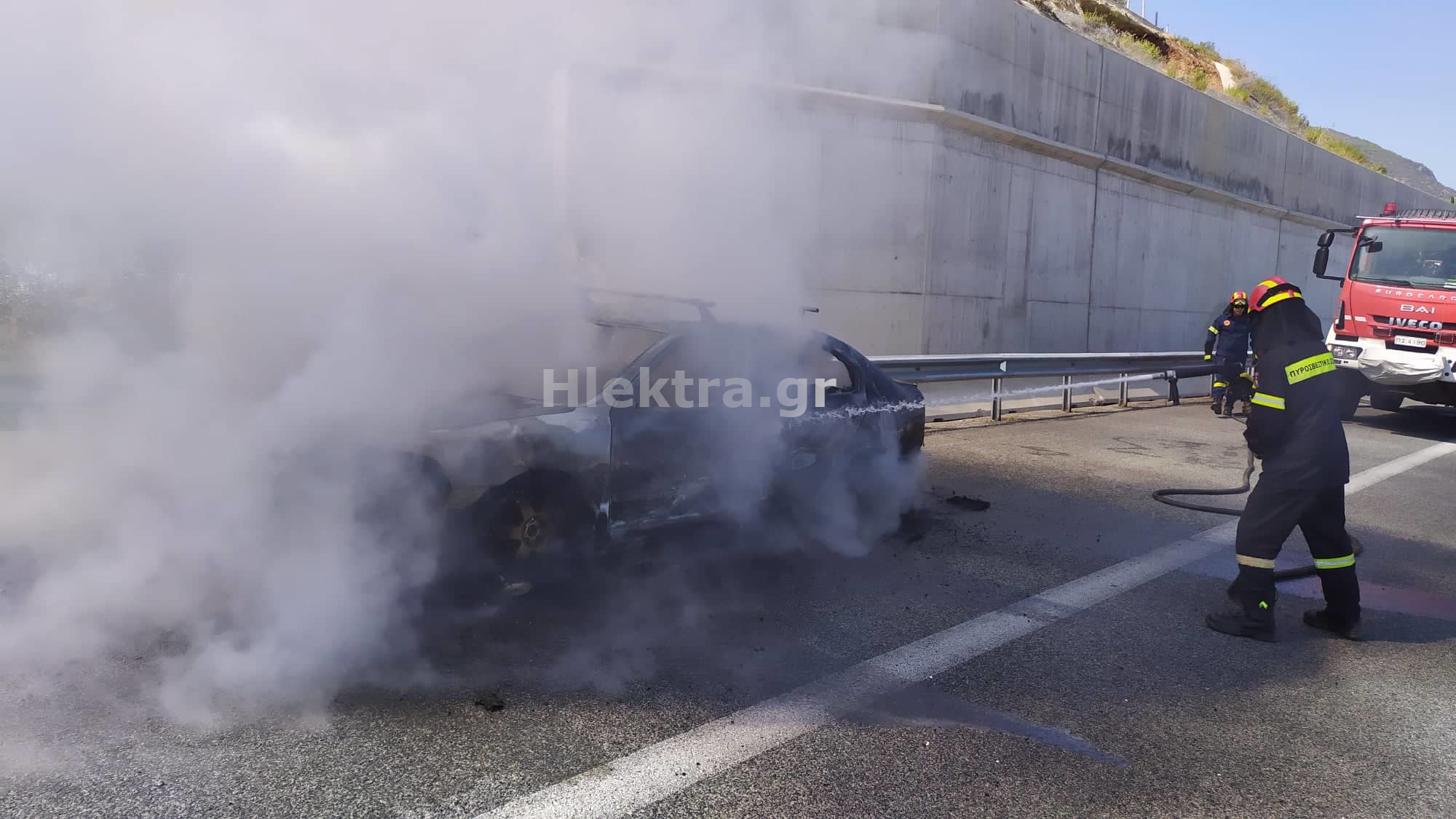 Κορινθία: Λαμπάδιασε αυτοκίνητο εν κινήσει στην εθνική οδό! Ένας τραυματίας από τη φωτιά (Φωτό)