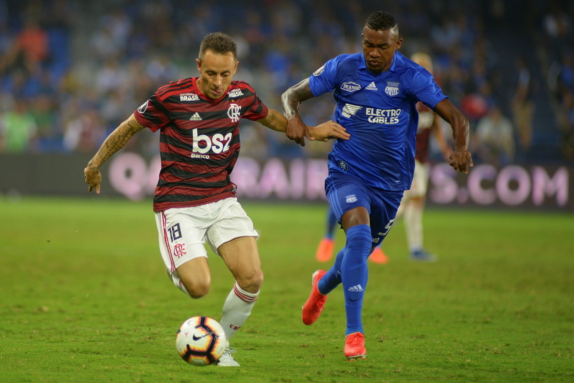 epa07738748 Dixon Arroyo (R) of Emelec in action against Rafinha (L) of Flamengo during the Copa Libertadores round of 16 soccer match between Emelec and Flamengo in Guayaquil, Ecuador, 24 July 2019.  EPA