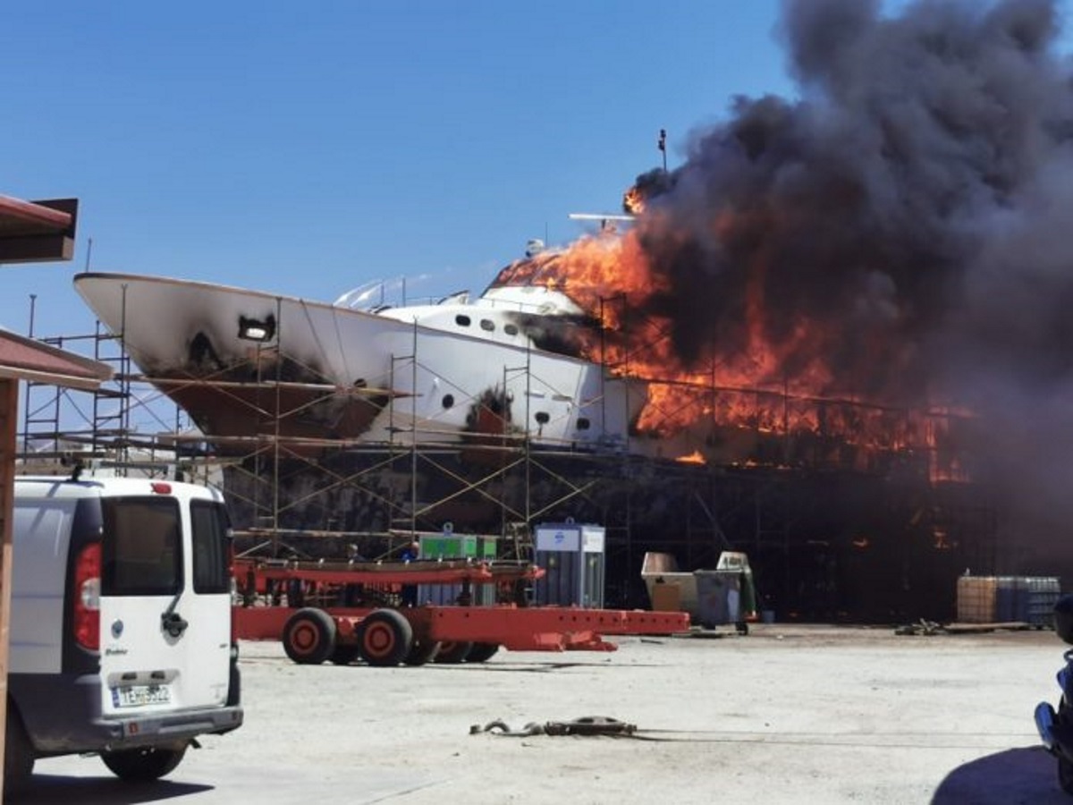 Φωτιά και έκρηξη σε ναυπηγείο στη Σύρο! Στάχτη έγινε θαλαμηγός (video)