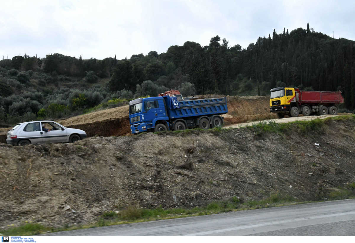 Ανατροπή νταλίκας στην Πατρών – Πύργου με 2 τραυματίες